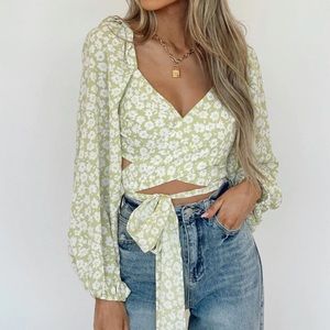 NWT VESTIQUE FLORAL WRAP TOP - SIZE M